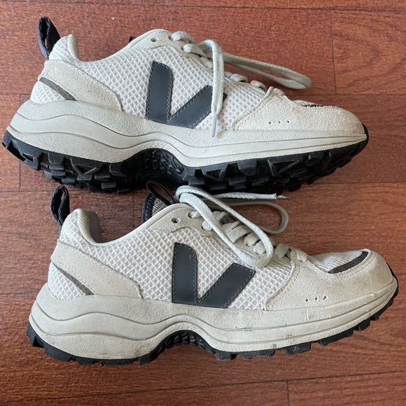 VEJA Off-White & Navy Venturi Sneakers, size 38, fits US 7-8. GUC. - Picture 2 of 7